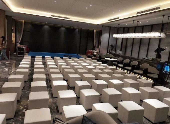 南京年会活动长条沙发凳、面包凳与长条桌租赁全攻略 送货上门，厂家价格，一站式会议展览服务
